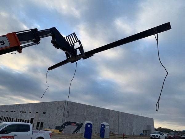 Dangerous installation of the spreader bar to the telehandler